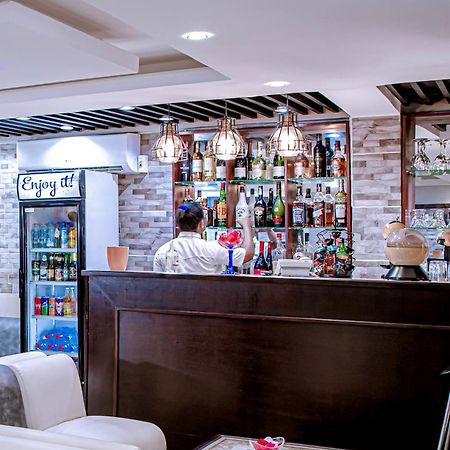 Serena Hotel Дуала Екстериор снимка