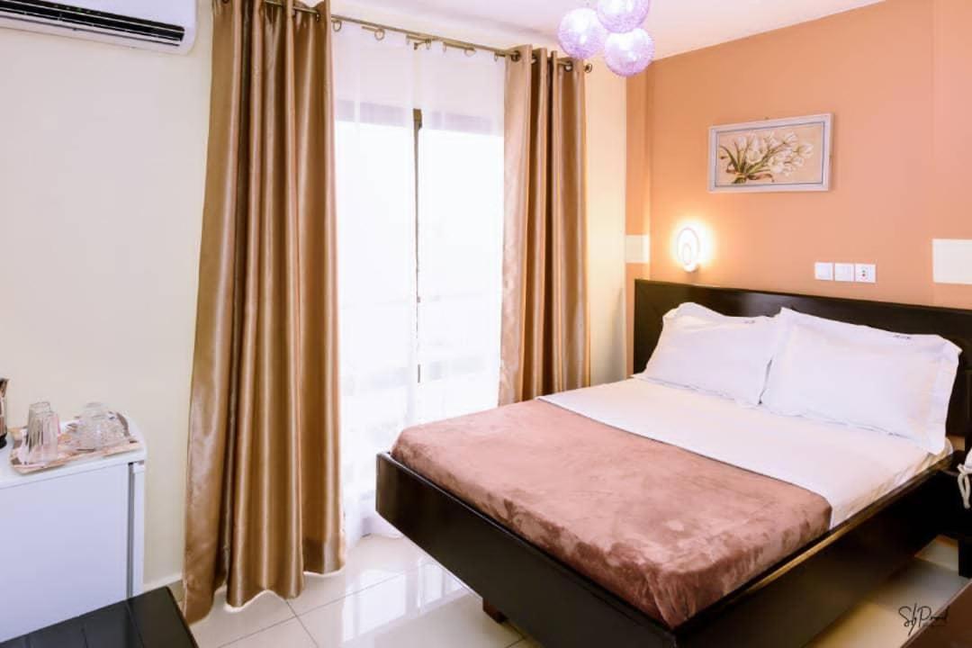 Serena Hotel Дуала Екстериор снимка