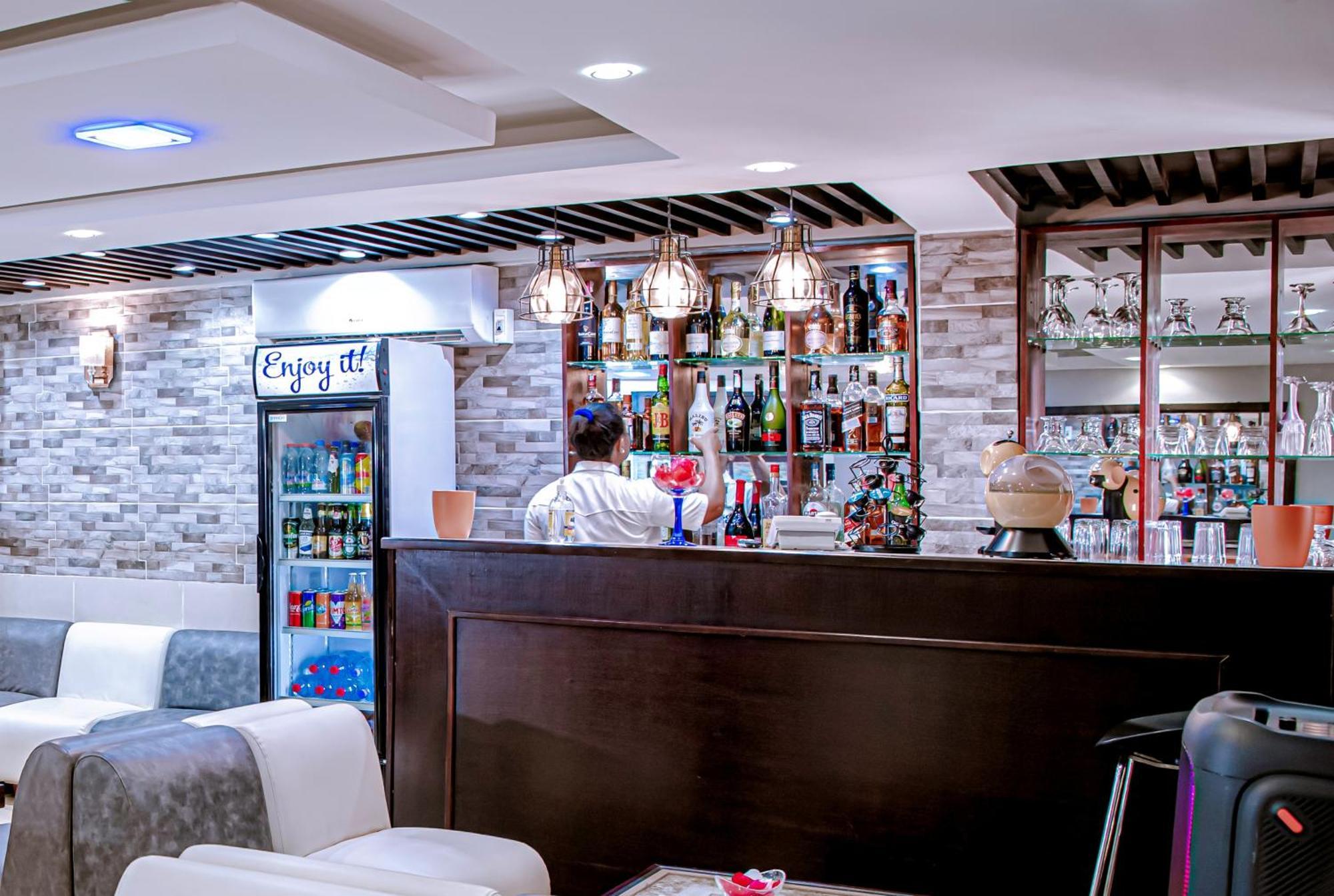 Serena Hotel Дуала Екстериор снимка